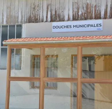 Entrée des douches municipales