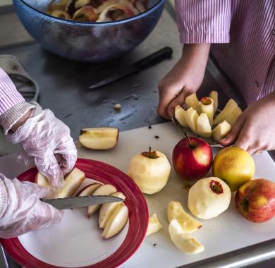 Découpe de pommes à la cantine