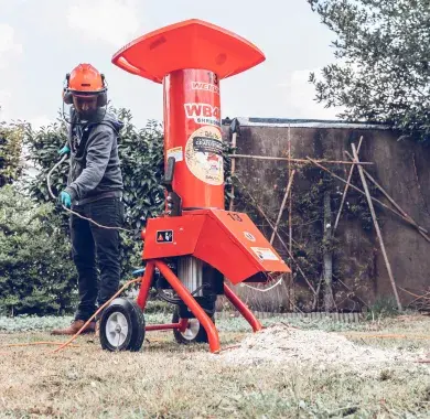 Une personne en train de se servir d'un broyeur