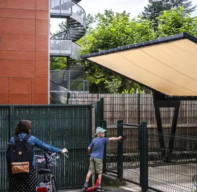 Un enfant qui arrive à l'école en vélo