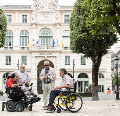Un groupe d'handicapés devant l'hôtel de ville