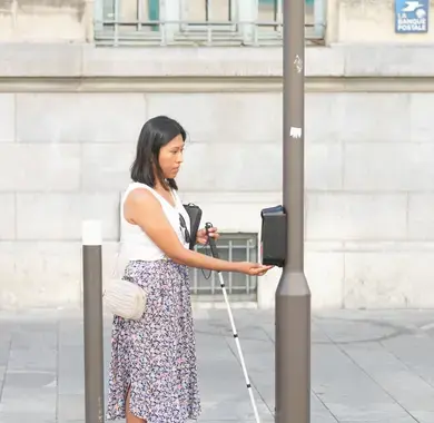Une personne non voyante traversant 