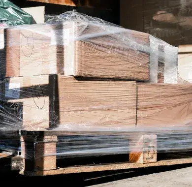 Des cartons sur un transpalette 