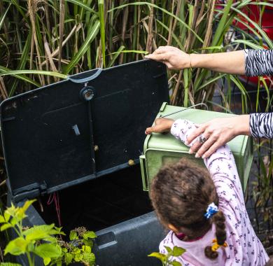 Une enfant en train de composter