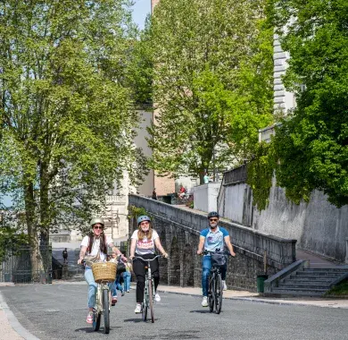 Trois personnes à vélo en ville 