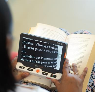 Une personne handicapé en train de lire