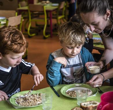 Un moment de repas dans les cantines