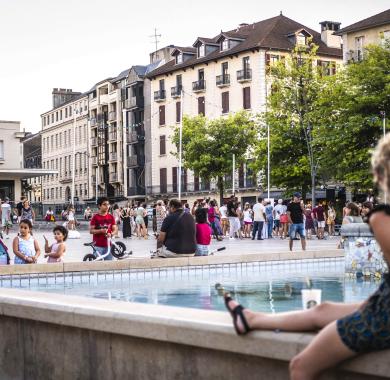 Plusieurs personnes place Clemenceau