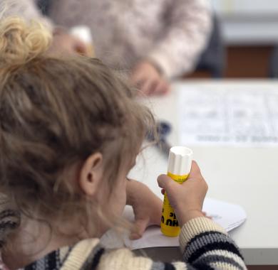 Une enfant en pleine activité manuelle