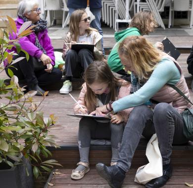 Une femme et sa fille en train de faire une activité culturelle