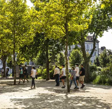Des gens en train de marcher place Verdun