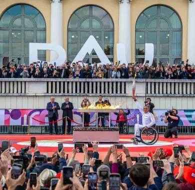 Le chaudron olympique est allumé par Ahmed Andaloussi