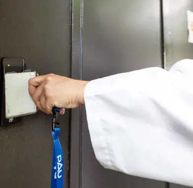 Un agent en train de bagder