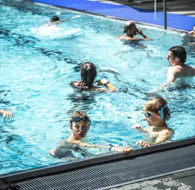 Des enfants au stade nautique