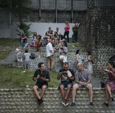 Des personnes mangeant des plats à emporter au Hédas