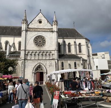 Marché place de la libération à Pau