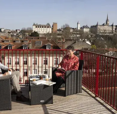 Deux séniors dans leur appartement à Pau
