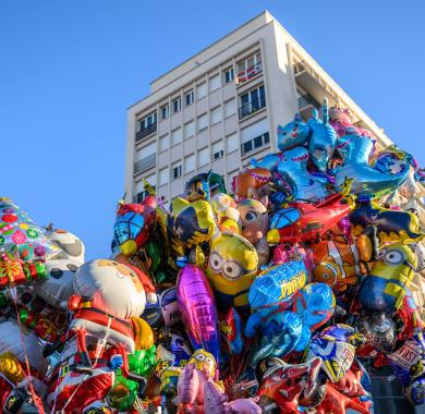 Vendeur de ballons sur le marché de noël à Pau 