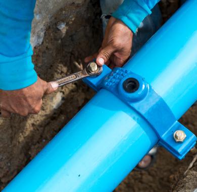  Chantier avec de nouvelles conduites d’eau dans le sol
