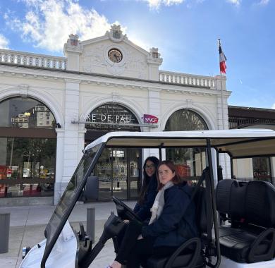 Hugueline et Rania en golfette à la gare 