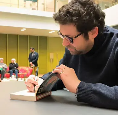 Matthieu Persan, lauréat du Prix Premières Lignes 2024, en dédicaces