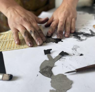 vue d'atelier encrage d'une plaque de gravure