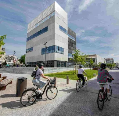 A vélo prés des halles de Pau