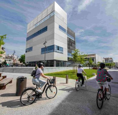 A vélo prés des halles de Pau