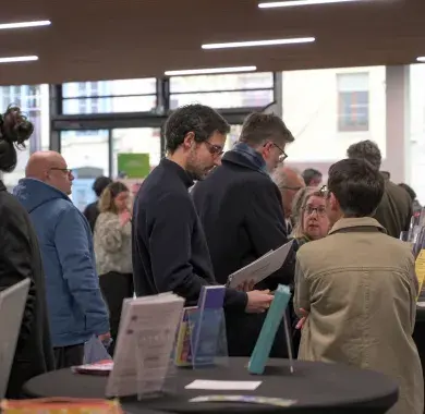Soirée des nouveaux arrivants : des gens en train de discuter 