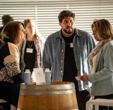 Des professionnels de l'emploi en pleine conversation