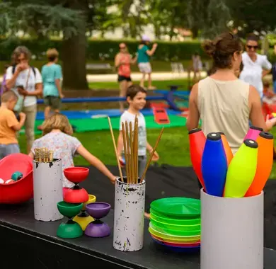 Des enfants dans un parc de la ville de Pau