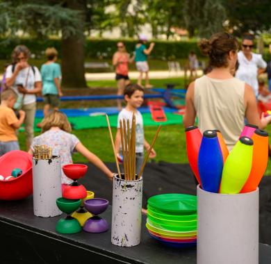 Des enfants dans un parc de la ville de Pau