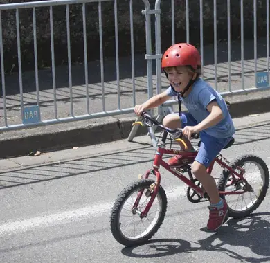 Un enfant à vélo 