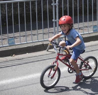 Un enfant à vélo 