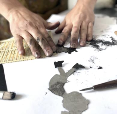 Atelier de gravure - mains et encre