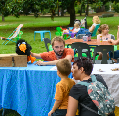 Une famille dans un parc profitant des animations