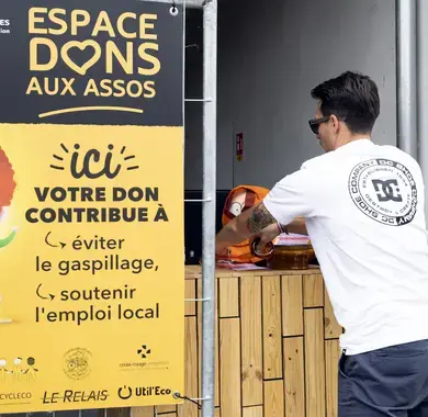 Un espace de don est dédié aux associations