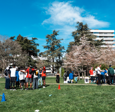 Des jeunes en train de jouer au foot