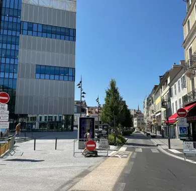 La rue Carnot, côté Sud, interdite à la circulation automobile