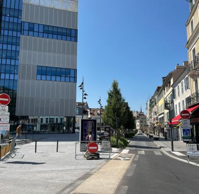 La rue Carnot, côté Sud, interdite à la circulation automobile
