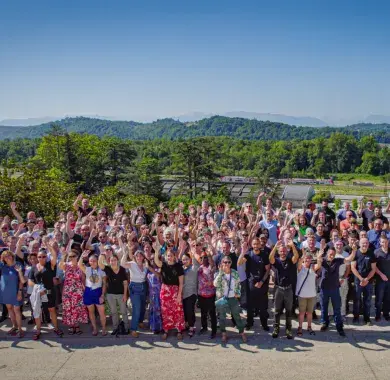 Groupe de personnes sur le boulevard avec en fond les Pyrénées