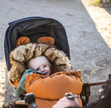 Petit enfant dans une poussette