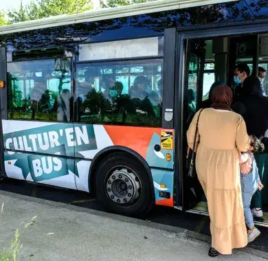 Personne montant dans le bus de Cultur'en bus