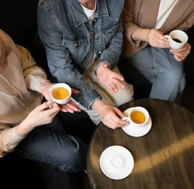 Personnes prenant le café 