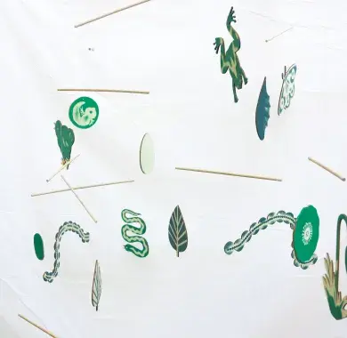 Test de réalisation d'un mobile composé de formes animales et végétales issues du livre Eclore de Gaby Bazin