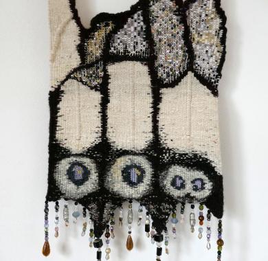 Tapisserie de Shirley Nirina Thomas en coton, laine, soie et perles diverses de 25x36 cm créée en 2023. 
