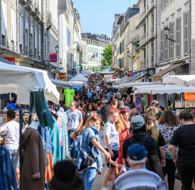 Braderie dans les rues de Pau avec une foule de piétons