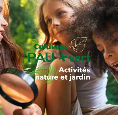 Trois petites filles en train d'observer la nature avec le logo : Cultivons Pau + Vert 