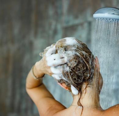Une femme en train de prendre une douche 