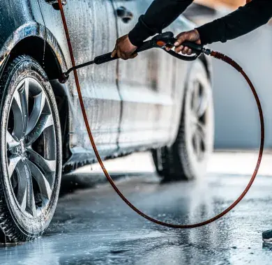 Nettoyage de voiture en station de lavage